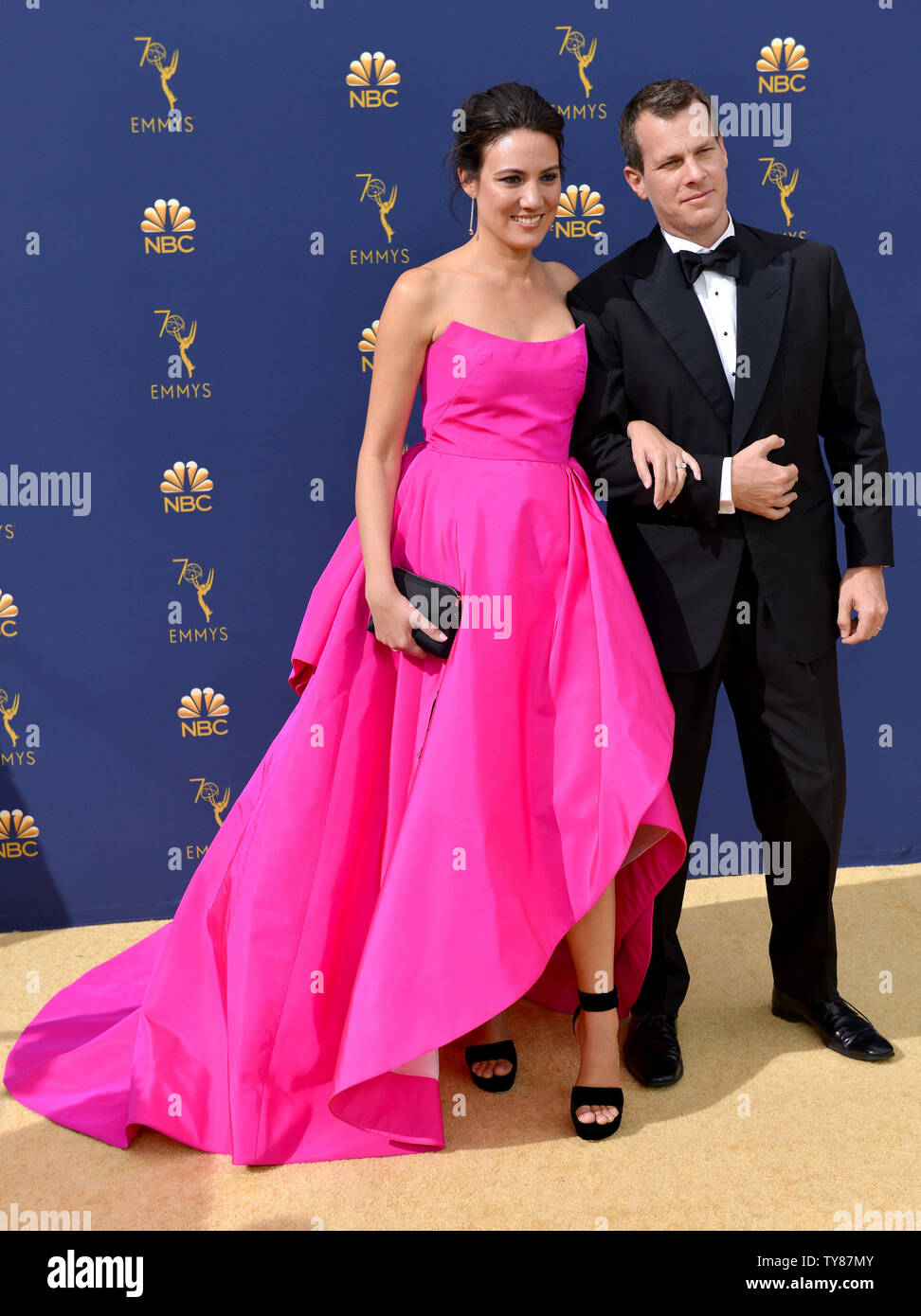 Sceneggiatori Lisa Gioia (L) e Jonathan Nolan frequentare il settantesimo annuale di Primetime Emmy Award presso il Teatro di Microsoft nel centro di Los Angeles il 17 settembre 2018. Foto di Christine masticare/UPI Foto Stock