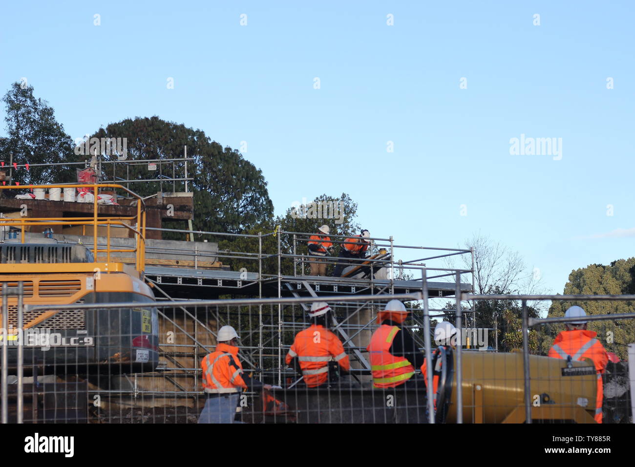 Macchine di grandi dimensioni che lavorano alla costruzione di un nuovo ponte Grafton con gru Foto Stock