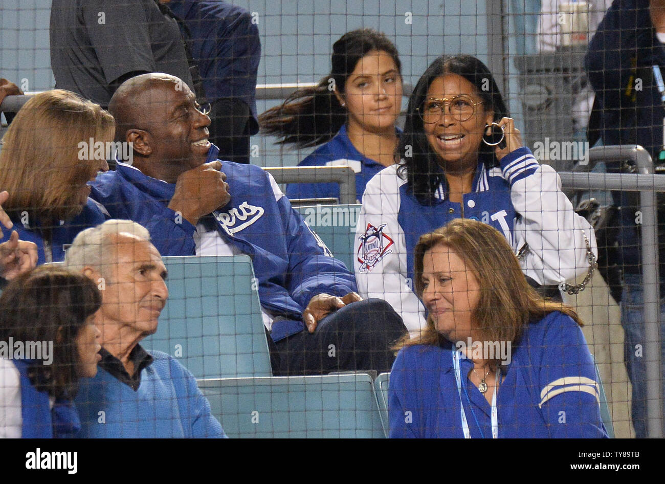 Earvin 'Magia' Johnson e sua moglie Earlitha 'Cookie' Kelly guarda i Los Angeles Dodgers sconfitta Atlanta Braves 3-0 in gioco due della National League Division Series presso il Dodger Stadium di Los Angeles il 5 ottobre 2018. Foto di Jim Ruymen/UPI Foto Stock