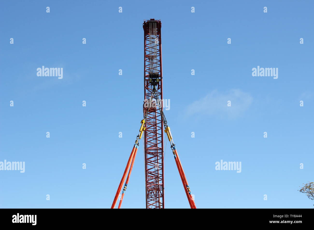 Trave di acciaio che viene sollevato da una gru per essere parte della linea ferroviaria e ponte in Grafton NSW Australia Foto Stock