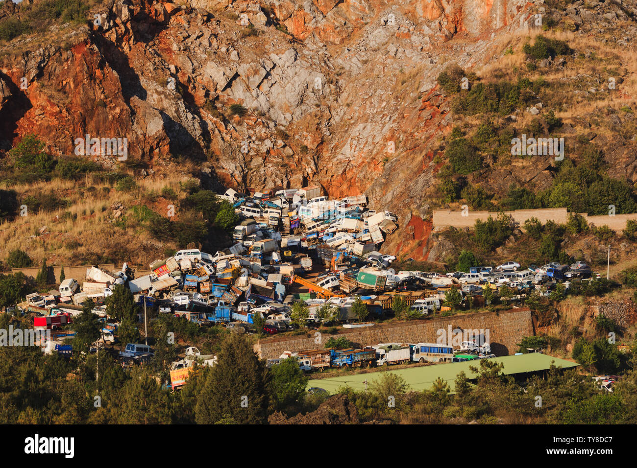 Pila di vetture scartate memorizzati su di un colle roccioso in Cina Foto Stock