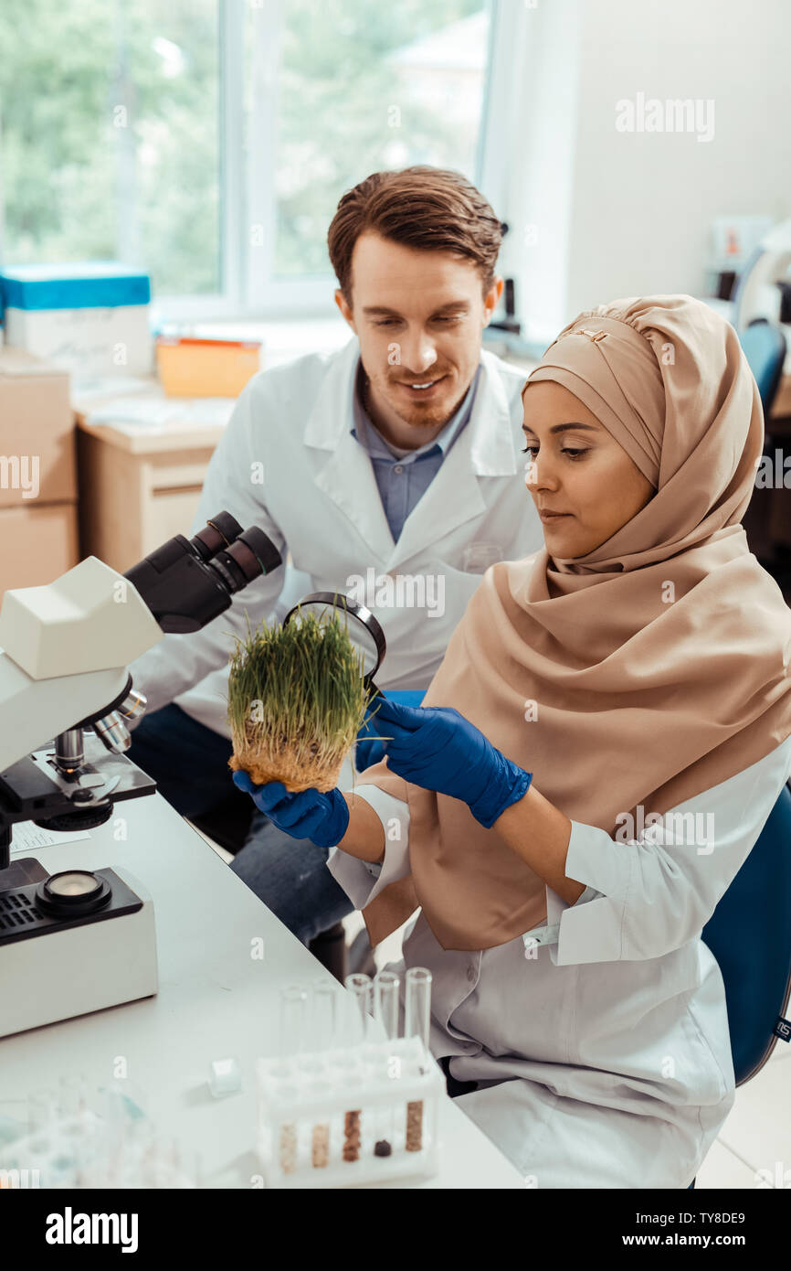 Smart donna musulmana in laboratorio Foto Stock