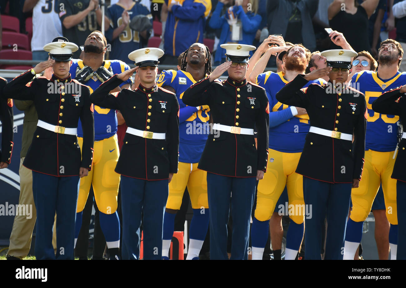 Rams giocatori guardare dietro il cavalcavia di Marines durante l inno nazionale a Los Angeles, 11 novembre 2018. Foto di Jon SooHoo/UPI Foto Stock