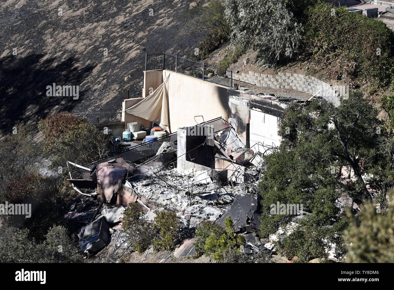 Una casa bruciata ha solo una parete rimanente sulla Latigo Canyon in Malibu, la California il 14 novembre 2018. La Woolsey fuoco ha consumato oltre 90.000 acri, bruciato quasi 500 case e ucciso almeno tre persone vicino a Los Angeles. Più di 50 sono stati uccisi nel nord della California di incendi. Foto di John McCoy/UPI Foto Stock