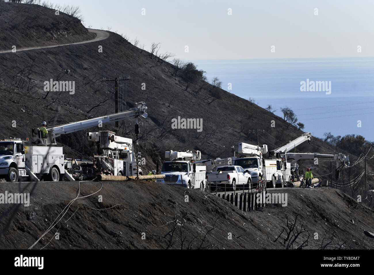 Gli equipaggi lavora per ripristinare le linee di potenza su Latigo Canyon in Malibu, la California il 14 novembre 2018. La Woolsey fuoco ha consumato oltre 90.000 acri, bruciato quasi 500 case e ucciso almeno tre persone vicino a Los Angeles. Più di 50 sono stati uccisi nel nord della California di incendi. Foto di John McCoy/UPI Foto Stock