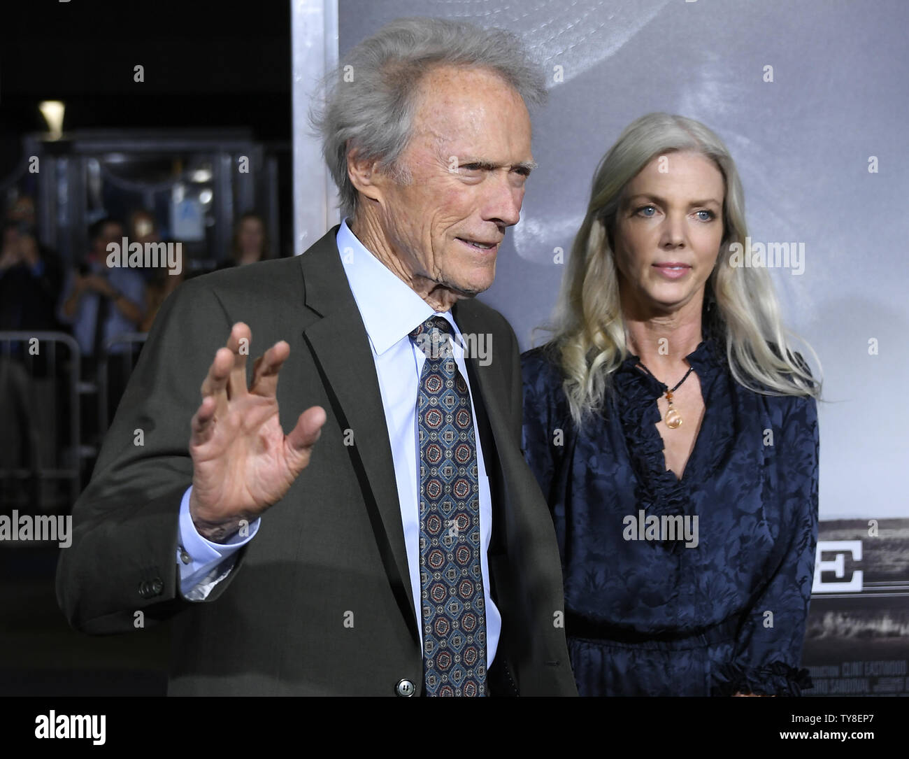 Direttore e membro del cast Clint Eastwood con Christina Sandera assiste la premiere del motion picture giallo-thriller " Il mulo' al Regency Village Theater di Westwood sezione di Los Angeles il 10 dicembre 2018. Il film racconta la storia vera di un 90-anno-vecchio giardiniere e veterano della Seconda guerra mondiale che viene catturato il trasporto di 3 milioni di dollari che vale la pena di cocaina attraverso Michigan per un farmaco messicano cartello. Foto di John McCoy/UPI Foto Stock