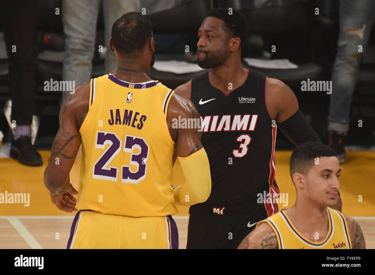 Riparo di calore Dwayne Wade abbraccia Lakers avanti LeBron James a Staples Center a Los Angeles, 10 dicembre 2018. Foto di Jon SooHoo/UPI Foto Stock