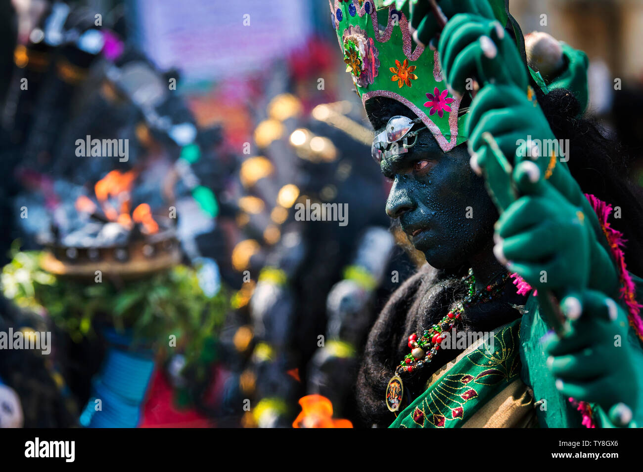 L' immagine dell' uomo vestito come Godess Kali in festival di Dussehra- Kulasekharapatnam, Tamil Nadu, India Foto Stock