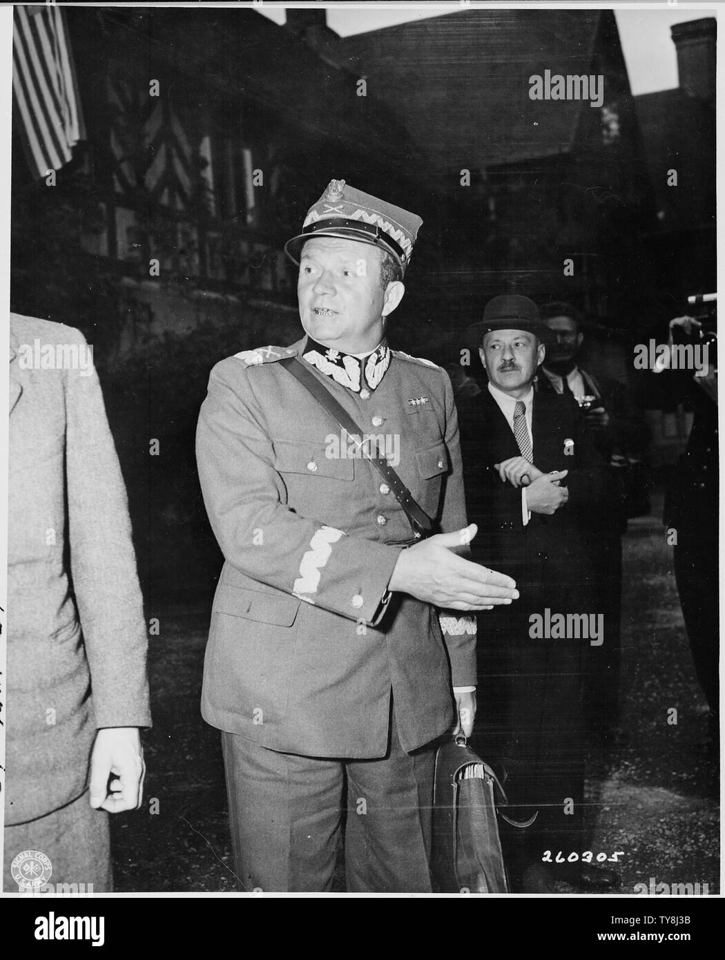 Il maresciallo Zymirski, Esercito Polacco officer, lasciando il Palazzo Cecilienhof durante la Conferenza di Potsdam in Germania. Nome corretto: Michał Rola-Żymierski Foto Stock