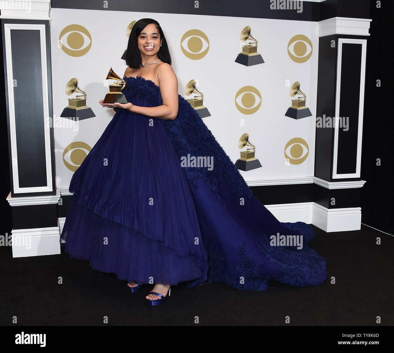 Ella Mai appare dietro le quinte con il suo premio per il Miglior canzone R&B per l'Boo'd", durante la 61Annual Grammy Awards tenutosi presso Staples Center a Los Angeles il 10 febbraio 2019. Foto da Gregg DeGuire/UPI Foto Stock