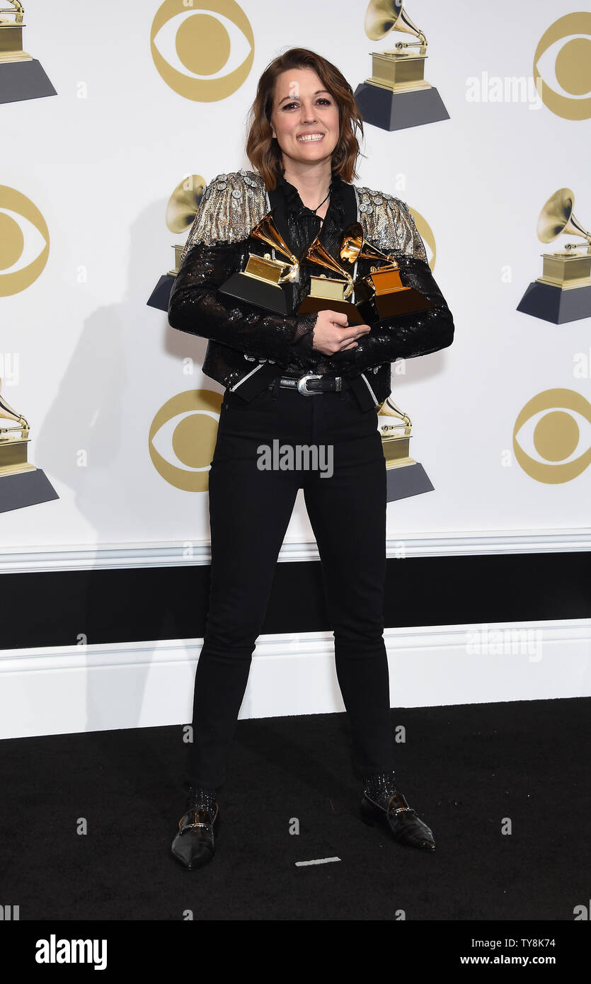 Brandi Carlisle appare dietro le quinte con i suoi premi per il miglior radici americane canzone per 'la barzelletta,' Best Americana Album per 'dal modo, ti perdono,' e migliori radici americane Prestazioni per 'la barzelletta,' durante la 61Annual Grammy Awards tenutosi presso Staples Center a Los Angeles il 10 febbraio 2019. Foto da Gregg DeGuire/UPI Foto Stock