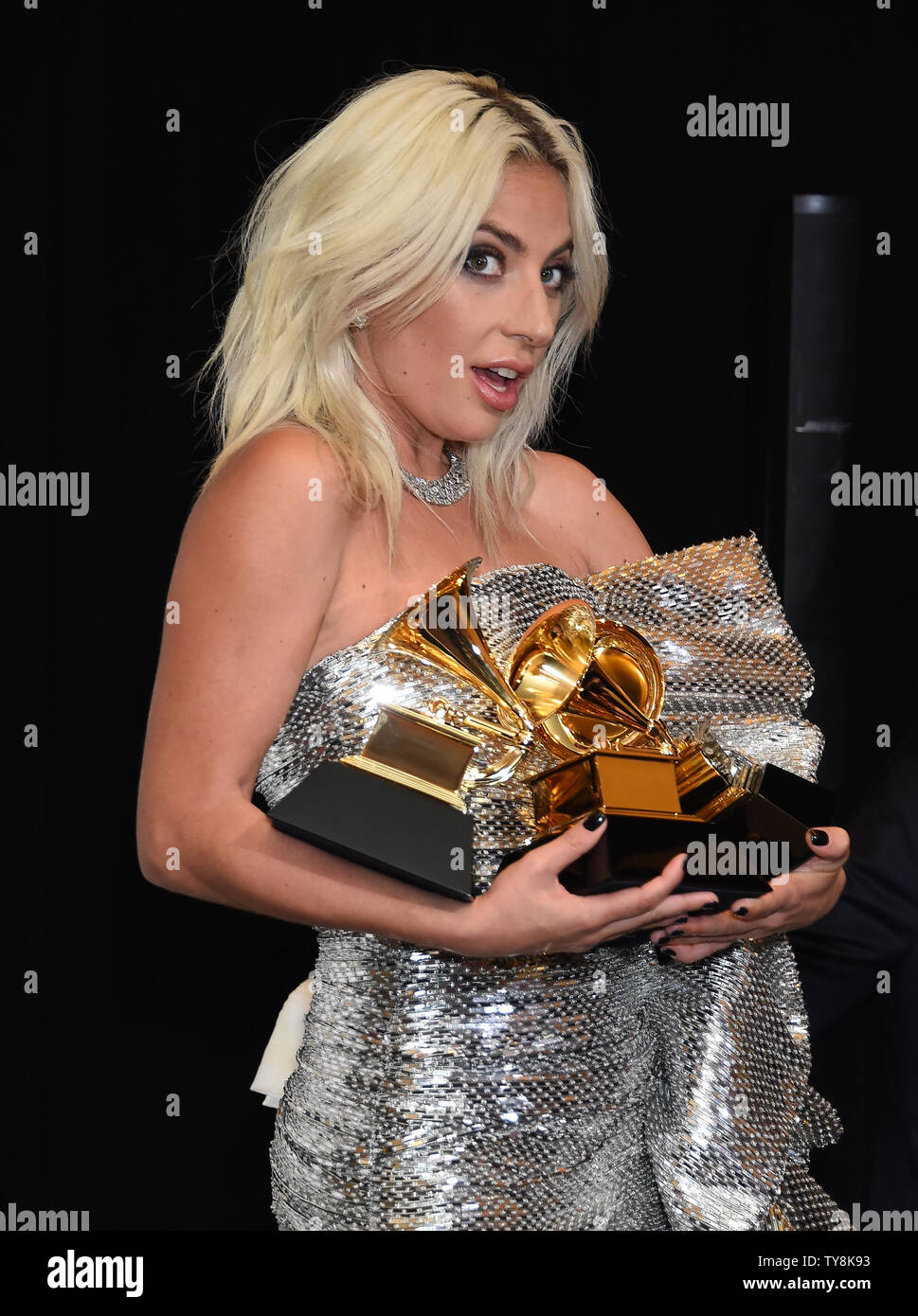 Lady Gaga appare dietro le quinte con i suoi premi per la migliore canzone scritta per il supporto visivo per 'Ssantificate,' Best Pop Duo Prestazioni di gruppo con Bradley Cooper, e Best Pop Solo Performance per "Joanne (dove pensi che stai Goin'?' durante la 61Annual Grammy Awards tenutosi presso Staples Center a Los Angeles il 10 febbraio 2019. Foto da Gregg DeGuire/UPI Foto Stock