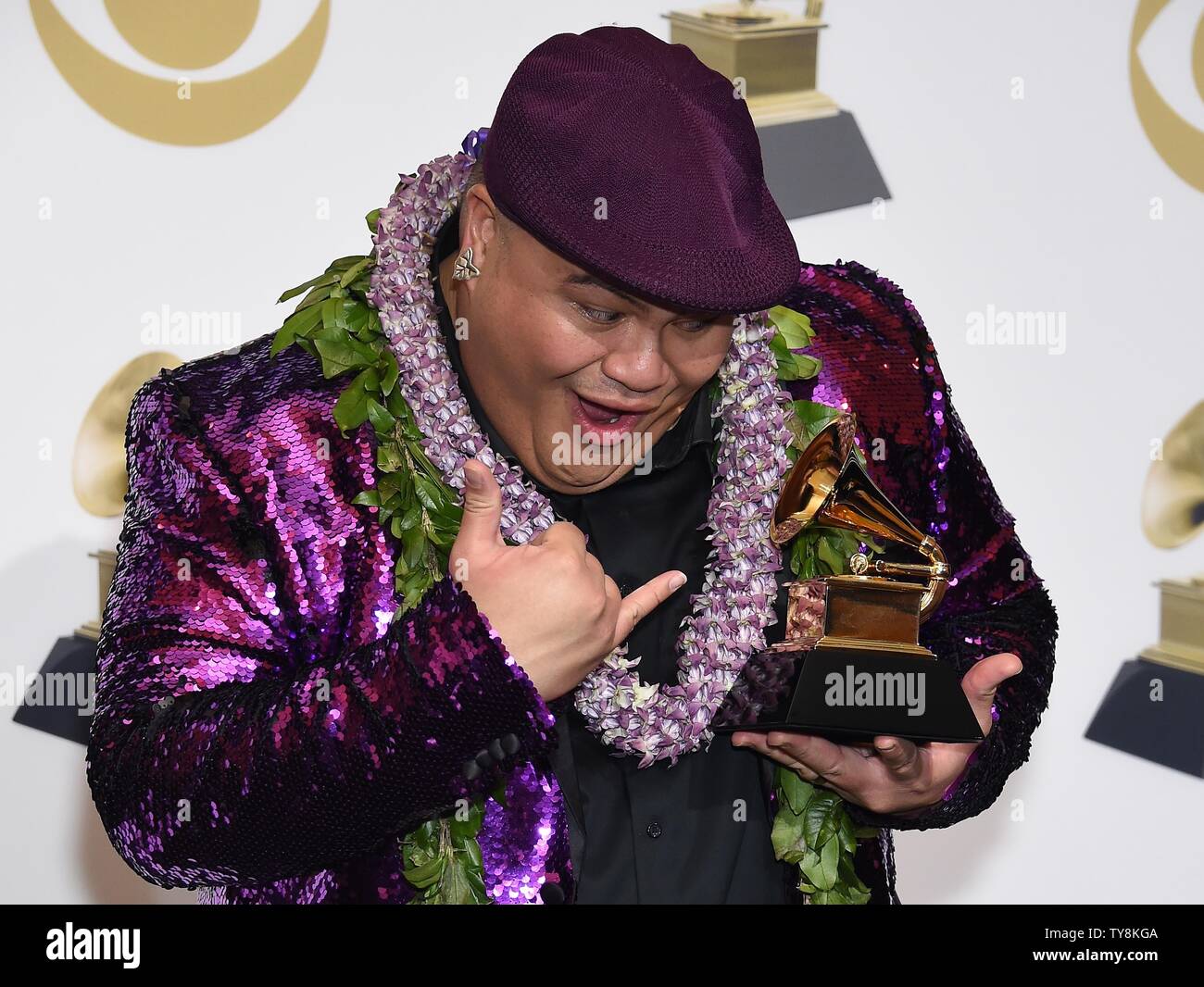 Kalani Pe'compare un dietro le quinte con il suo premio per il miglior radici regionali Album di musica per "No " Ane"i", durante la 61Annual Grammy Awards tenutosi presso Staples Center a Los Angeles il 10 febbraio 2019. Foto da Gregg DeGuire/UPI Foto Stock