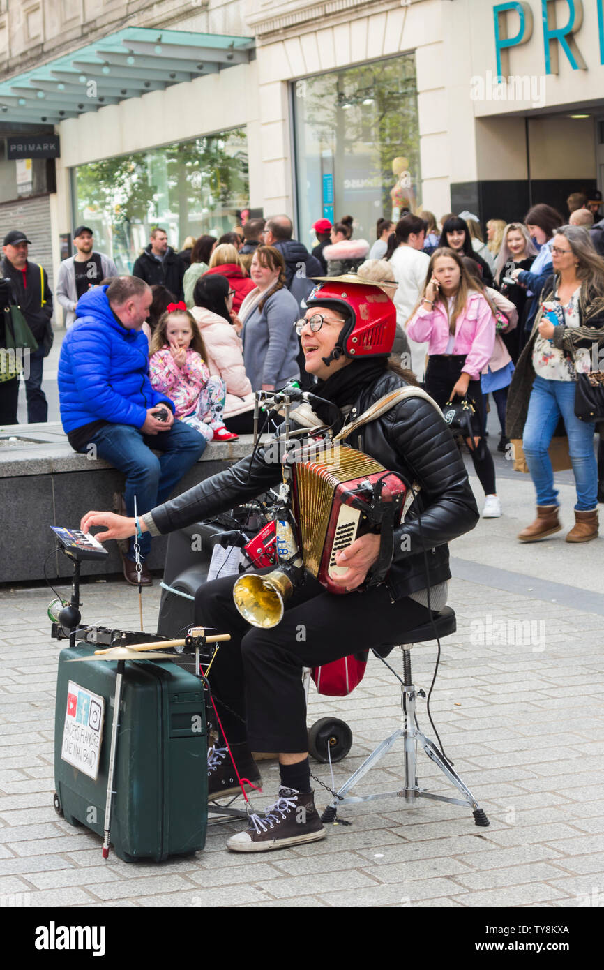 Anders Flanderz, musicista di strada, one man band, eseguendo con una gamma di strumenti acustici ed elettronici musicista di strada su Church Street, Liverpool. Foto Stock