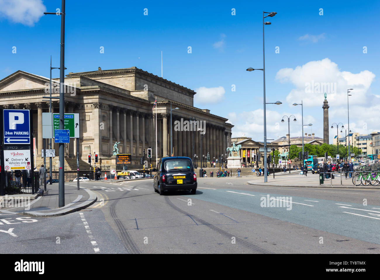 Lime Street e St Georges Hall di Liverpool. Foto Stock