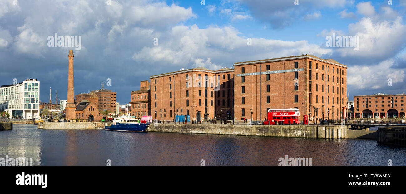 Vista attraverso la Canning Half-Tide Dock, a Liverpool's Maritime Museum e Royal Albert Dock al di là. Foto Stock