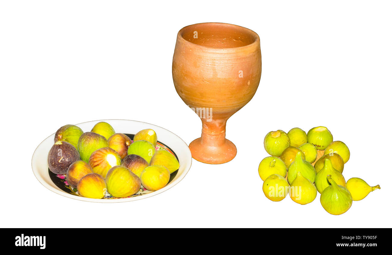 Chiudere di nuovo la fig frutto in una piastra con argilla isolato di vetro con sfondo nero,tracciato di ritaglio Foto Stock