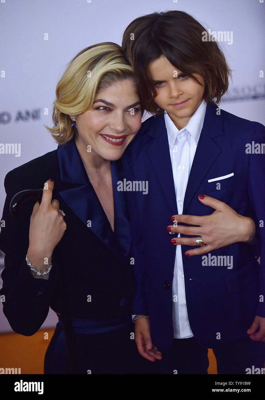 Selma Blair (L) e suo figlio Arthur Saint Bleick arrivano sul tappeto arancione per la ventiseiesima gara annuale per cancellare MS Gala presso il Beverly Hilton hotel di Beverly Hills, la California il 10 maggio 2019. Foto di Chris Chew/UPI Foto Stock