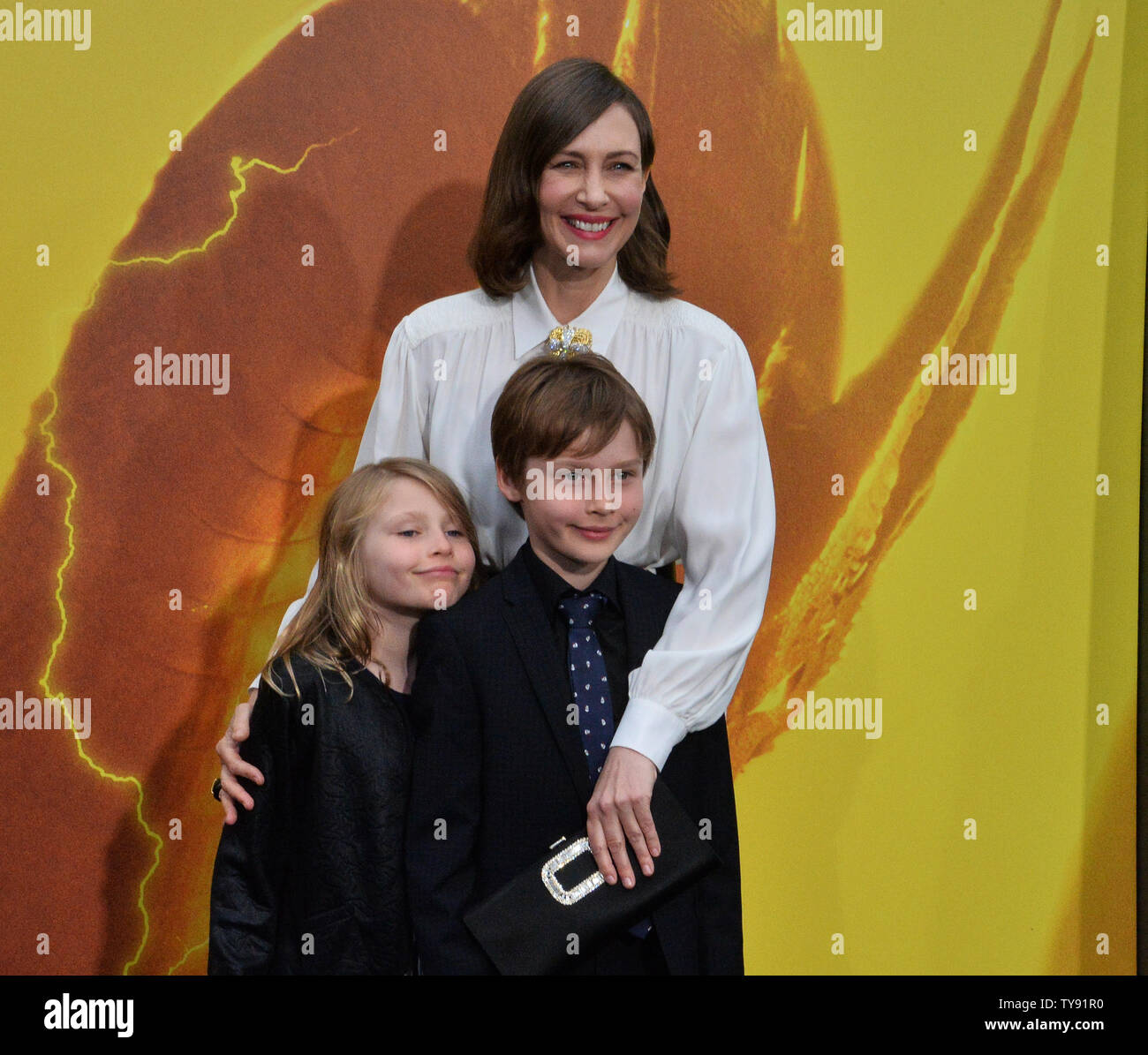 Membro del cast Vera Farmiga e sua figlia Gytta Lubov Hawkey e figlio Fynn Hawkey assistere alla premiere di sci-fi di Motion Picture 'Godzilla: Re dei mostri" presso la leva TCL teatro cinese nella sezione di Hollywood di Los Angeles il 18 maggio 2019. Il film racconta la storia del cripto-agenzia zoologico Monarch faceing off contro una batteria di dio-dimensionato mostri, compreso il possente Godzilla, che si scontra con Mothra, Rodan e la sua ultimate nemesi, tre punte Ghidorah Re. Foto di Jim Ruymen/UPI Foto Stock