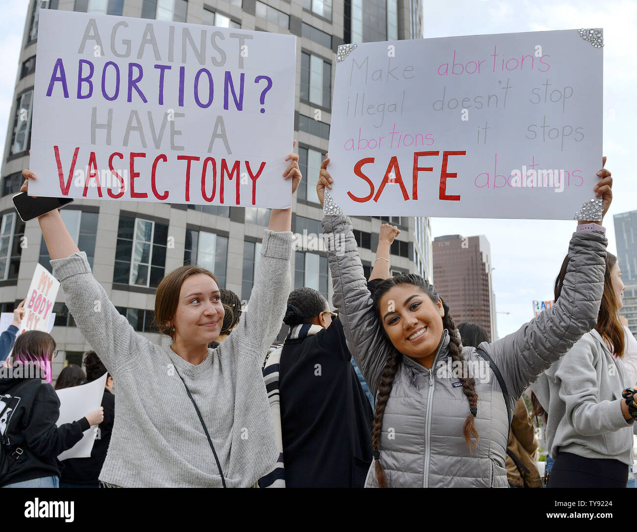 Aborto sostenitori dei diritti dei loro onde segni in un arresto di divieti di aborto rally organizzato da NARAL Pro-Choice California a Los Angeles, la California il 21 maggio 2019. Foto di Chris Chew/UPI Foto Stock