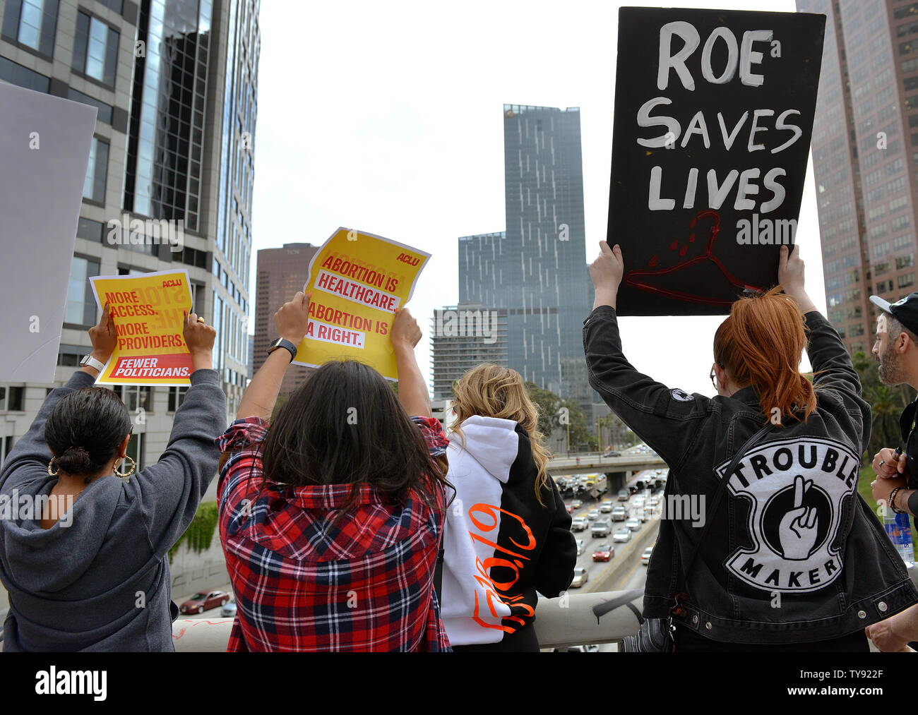 Aborto di attivisti per i diritti segni d'onda sul Wilshire cavalcavia che si affaccia sulla 110 freeway a un arresto aborto divieti rally organizzato da NARAL Pro-Choice California a Los Angeles, la California il 21 maggio 2019. Foto di Chris Chew/UPI Foto Stock