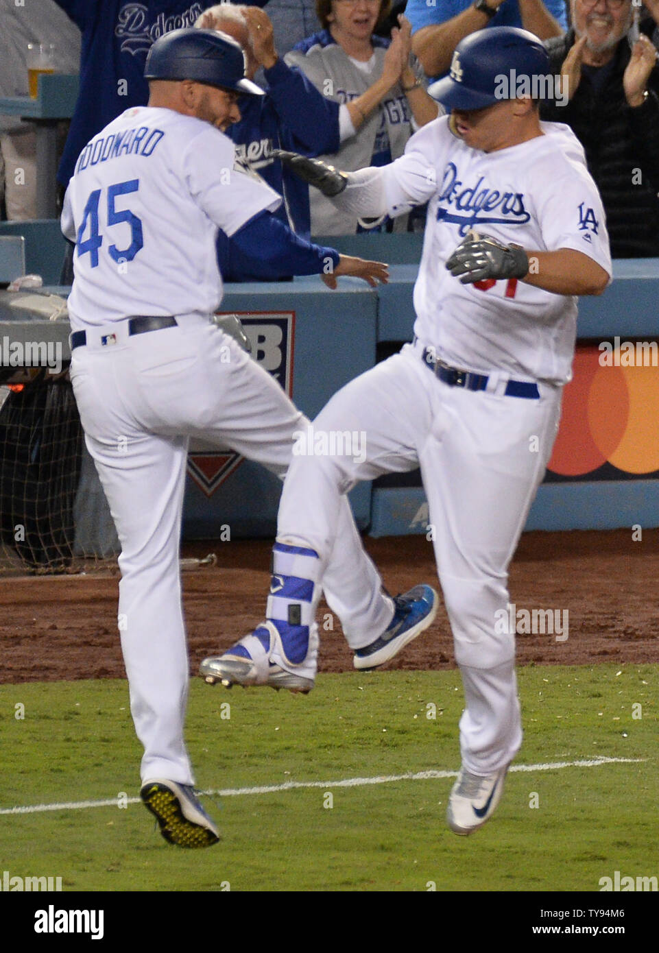 Los Angeles Dodgers Pederson Joc (R) celebra con la terza base coach Chris Woodward dopo aver colpito un assolo home run contro Houston Astros nel settimo inning del 2017 MLB World Series game 6 presso il Dodger Stadium di Los Angeles il 31 ottobre 2017. Astros portare dei Dodgers 3-2 nel migliore dei sette serie di gioco. Foto di Jim Ruymen/UPI Foto Stock