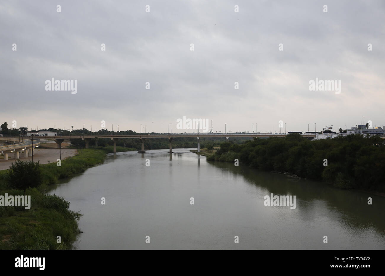 Una vista generale del Fiume Rio Grande è visto dal gateway per le Americhe ponte internazionale presso gli Stati Uniti-Messico confine vicino Laredo, Texas, il 24 luglio 2015. Foto di Aaron M. Sprecher/UPI Foto Stock