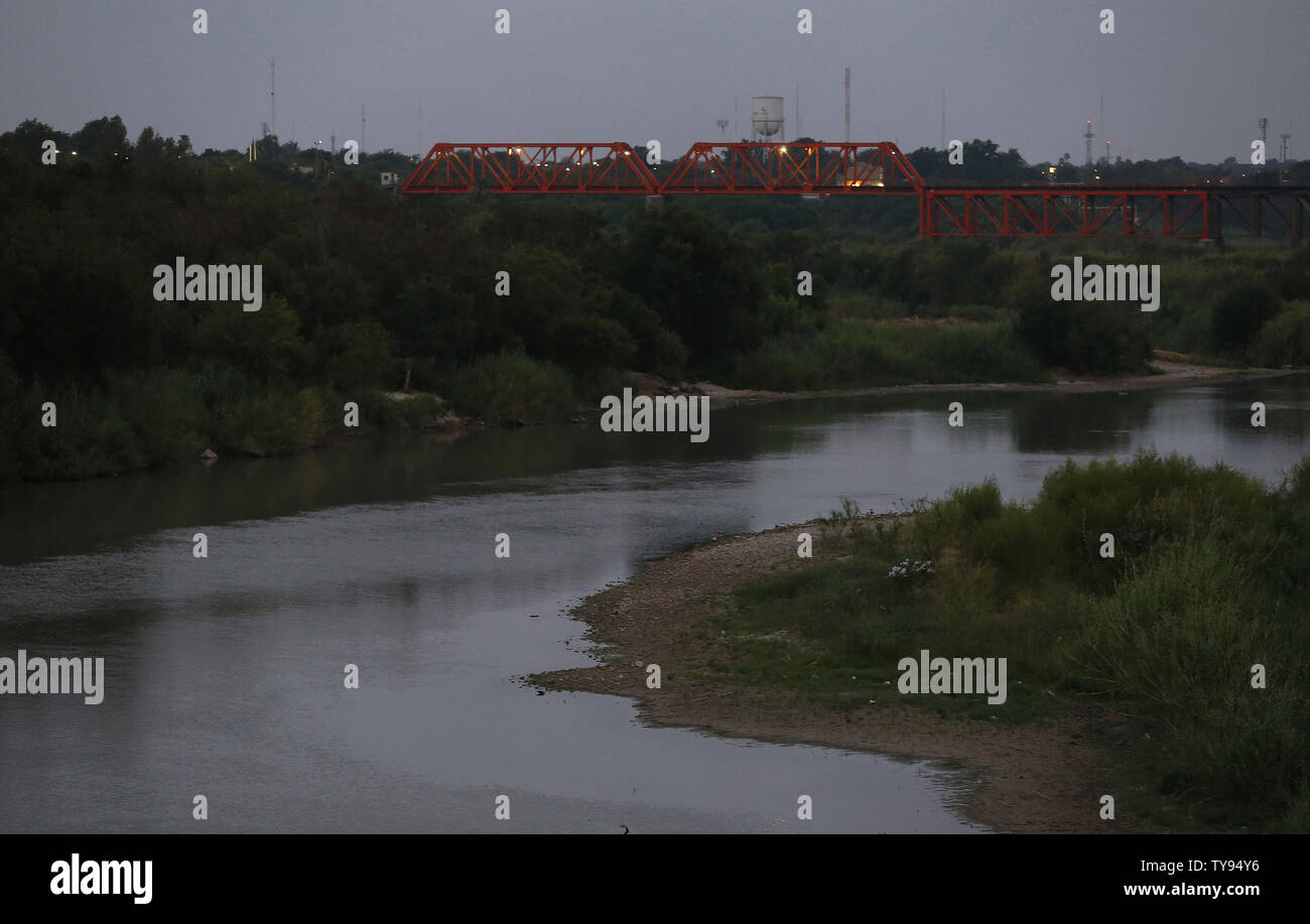 Una vista generale del Fiume Rio Grande è visto dal gateway per le Americhe ponte internazionale presso gli Stati Uniti-Messico confine vicino Laredo, Texas, il 24 luglio 2015. Foto di Aaron M. Sprecher/UPI Foto Stock