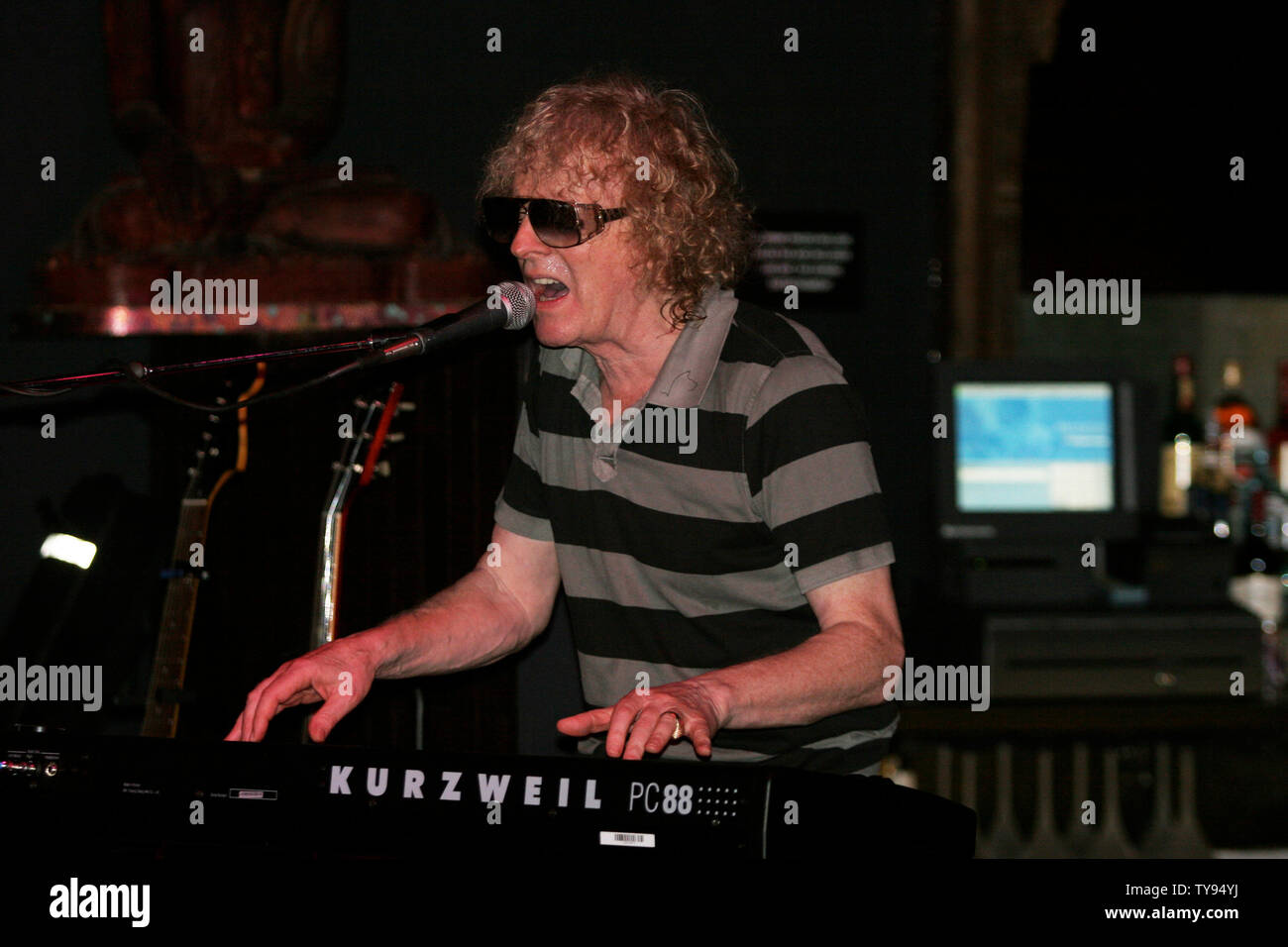 Rock 'n' Roll legend Ian Hunter suona dal vivo presso il Canyon Club di Las Vegas il 14 giugno 2007. Ex 'Mott the Hoople' leader ha lanciato un tour in città selezionate per il supporto del suo nuovo CD "Teste hrunken'. (UPI foto/Daniel Gluskoter) Foto Stock