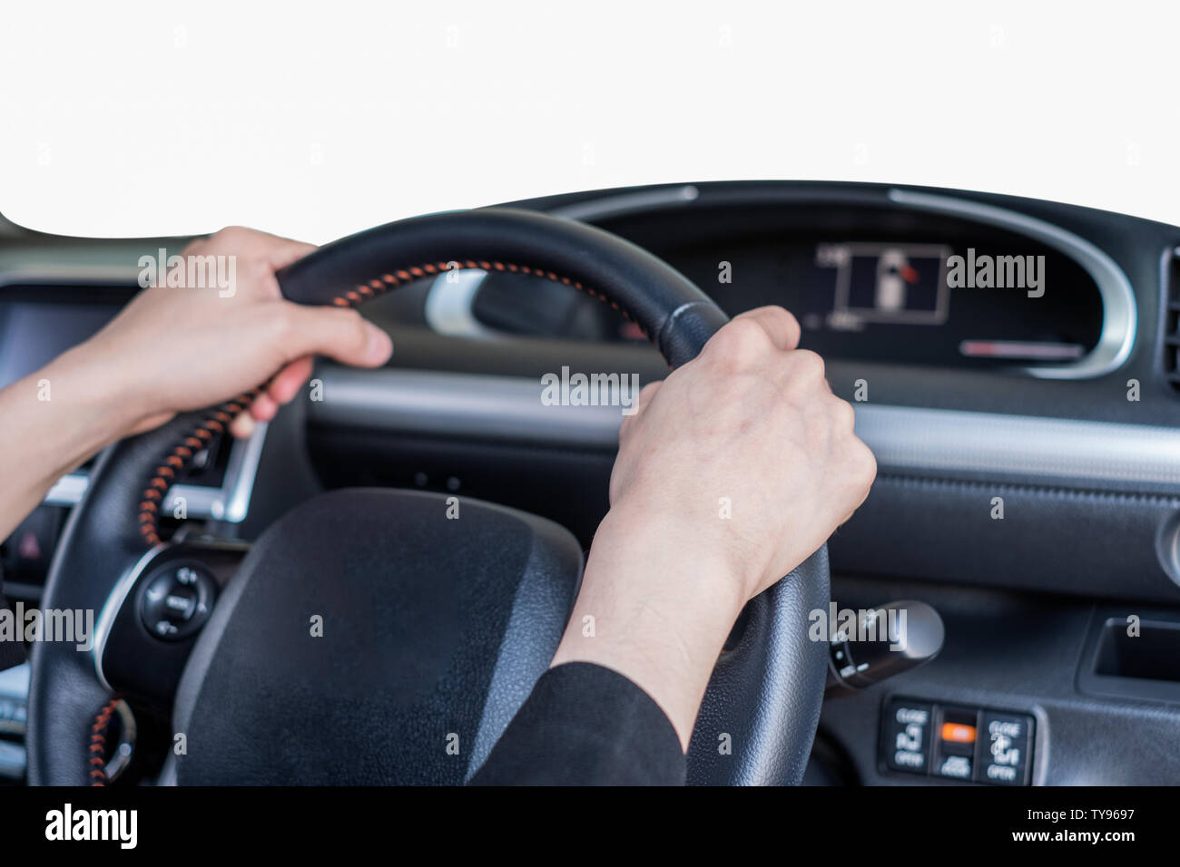 Mano che tiene il volante nelle moderne auto privata con vuoto parabrezza bianco Foto Stock