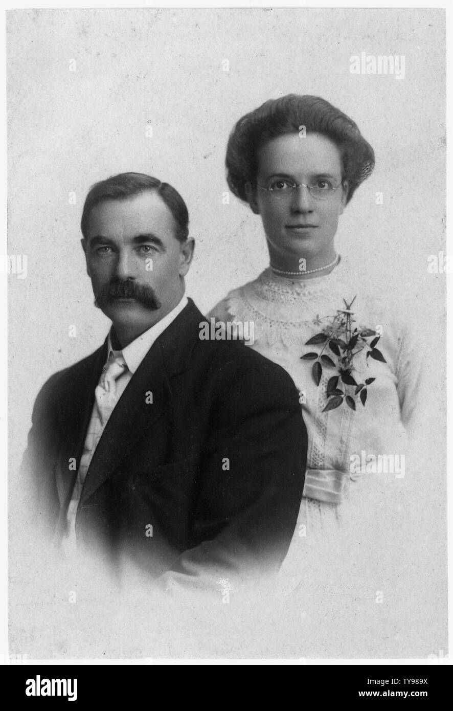 Il sig. e la Sig.ra Robert Tomlinson.; Portata e contenuto: sul lato opposto del supporto: Robert Tomlinson, Jr. e sua moglie (probabilmente la sua prima moglie). Informazioni dalla sig.ra Minthorn, 17 maggio 1933. Foto Stock