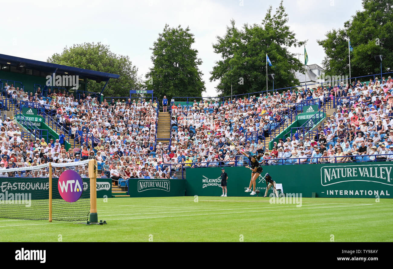 Eastbourne Regno Unito 25 Giugno 2019 - Johanna Konta in azione sul Centre Court alla natura Valle torneo internazionale di tennis presso Devonshire Park in Eastbourne . Credito : Simon Dack / TPI Foto Stock