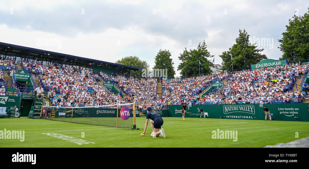 Eastbourne Regno Unito 25 Giugno 2019 - Johanna Konta in azione sul Centre Court alla natura Valle torneo internazionale di tennis presso Devonshire Park in Eastbourne . Credito : Simon Dack / TPI Foto Stock