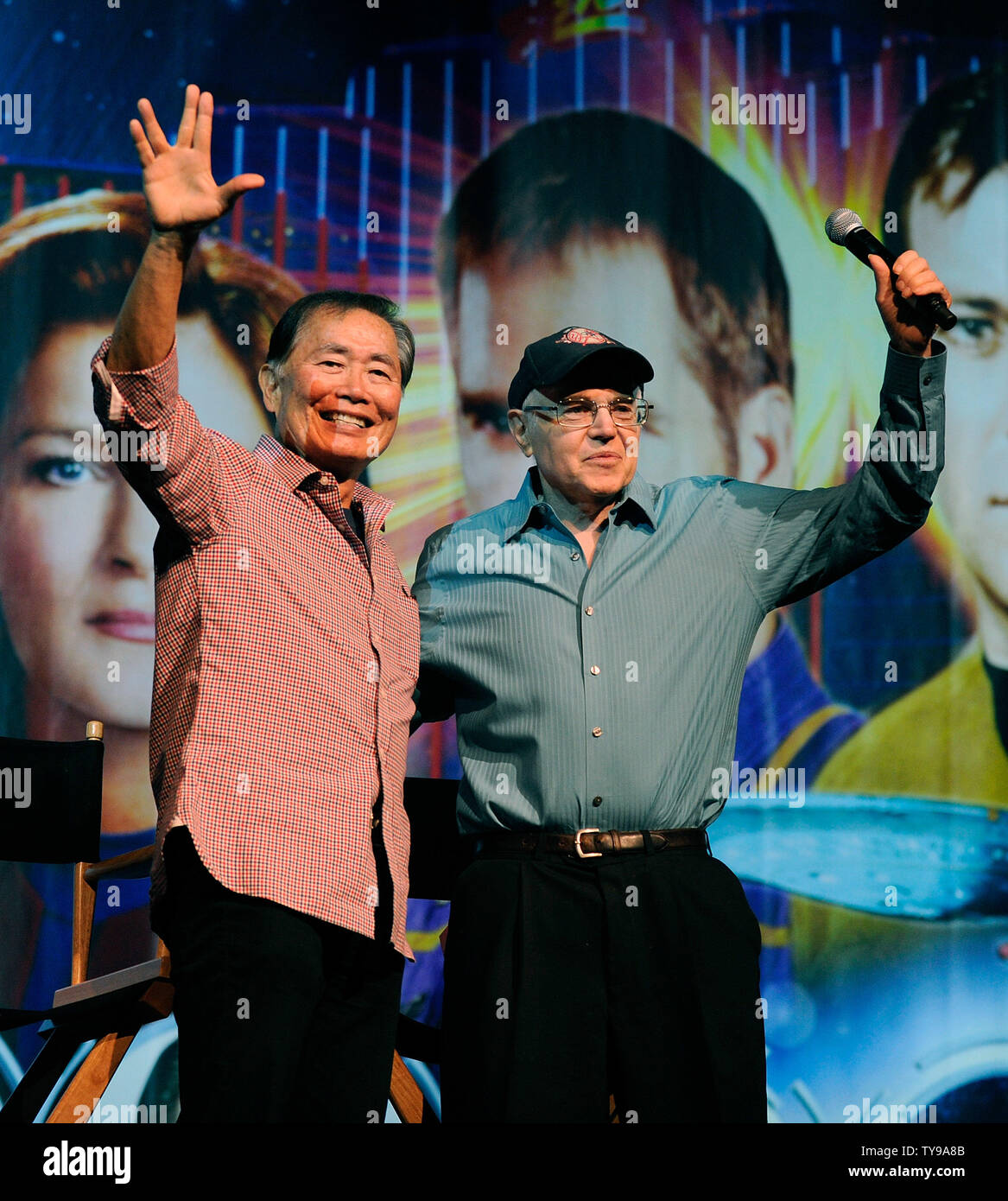 Attori George Takei (L) e Walter Koenig partecipare nella Gazzetta Star Trek Convention presso il Rio Hotel & Casino di Las Vegas, Nevada, il 12 agosto 2012. UPI/David Becker Foto Stock