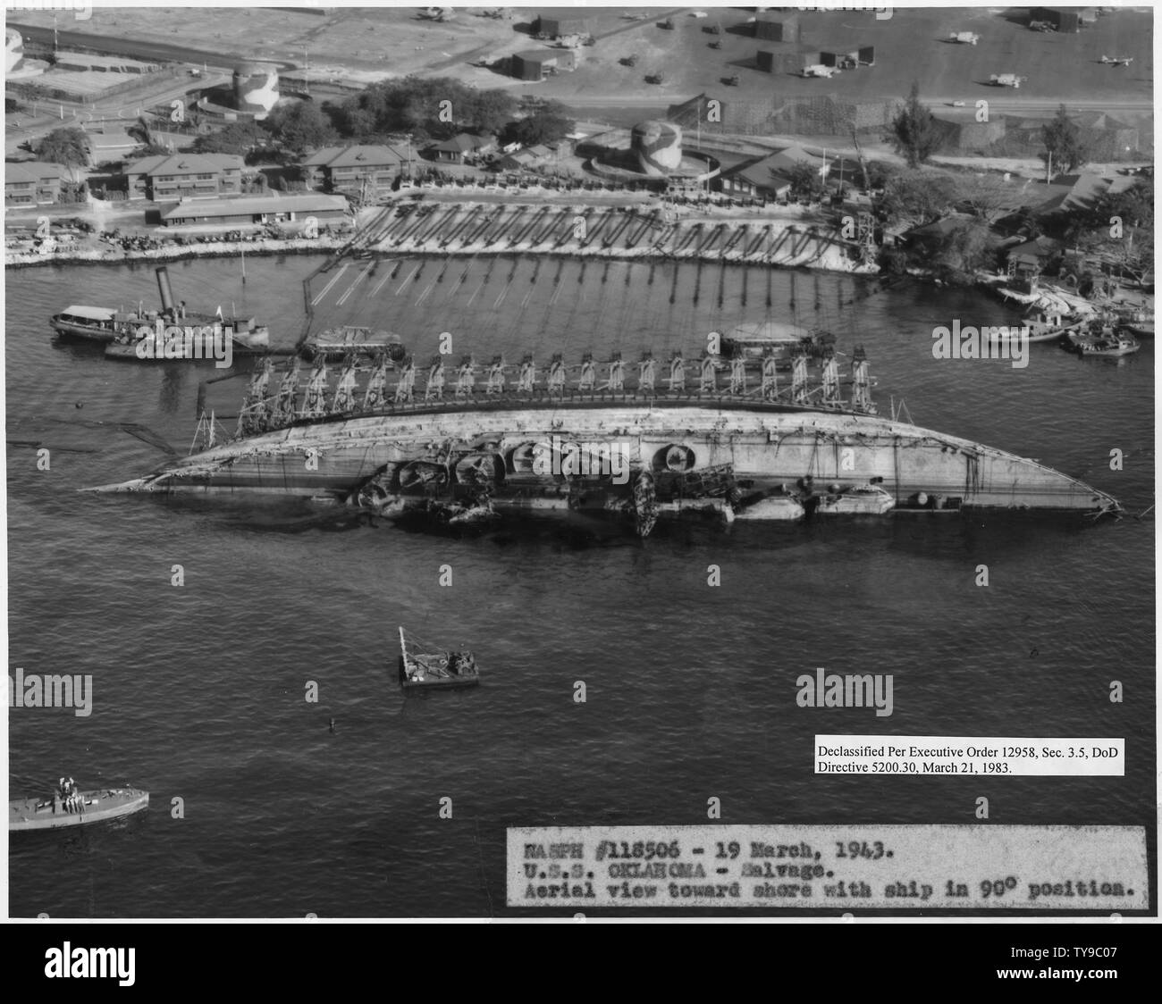 NASPH #118506- 19 marzo 1943. USS Oklahoma- recuperare. Antenna viwe verso riva con nave in posizione 90 gradi.; Portata e contenuto: questo è uno di una raccolta di fotografie di operazioni di salvataggio presso Pearl Harbor Naval Shipyard prese dal cantiere durante il periodo successivo all'attacco giapponese a Pearl Harbor che ha avviato la partecipazione degli Stati Uniti nella seconda guerra mondiale. Le fotografie sono trovati in un certo numero di file in diversi cantieri serie di record. Foto Stock