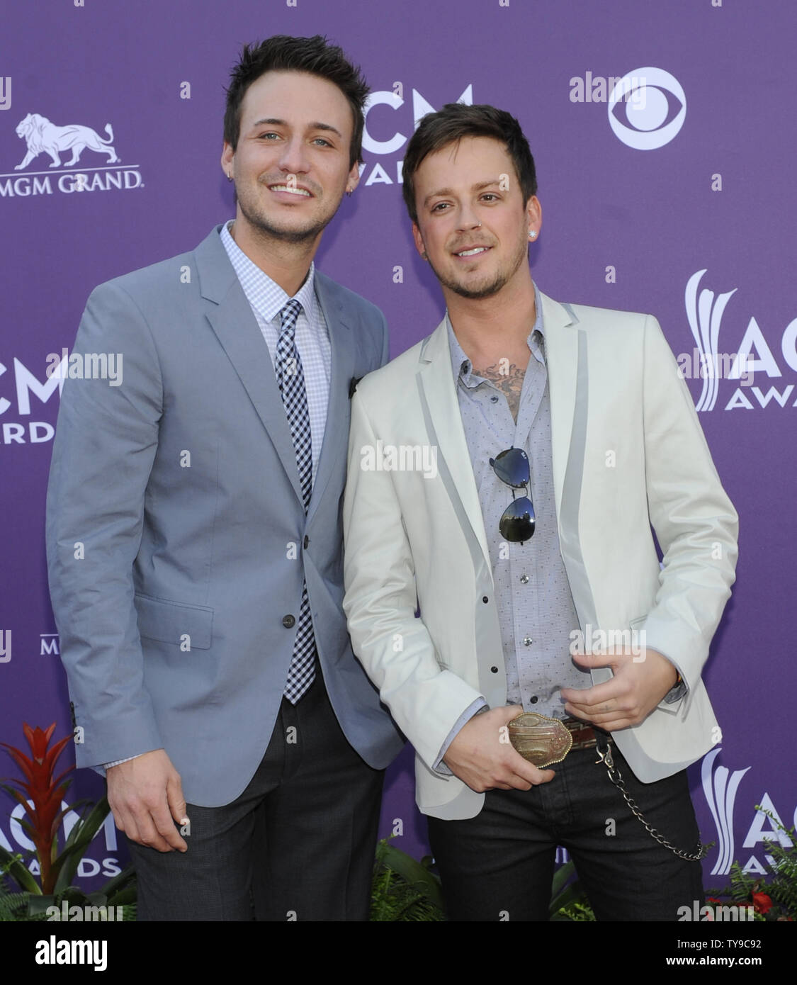 Musicisti Eric Gunderson (L) e Stephen Barker Liles di amore e furto arrivano al quarantottesimo Accademia annuale dei premi di musica country alla MGM Hotel in Las Vegas, Nevada, il 7 aprile 2013. UPI/David Becker Foto Stock