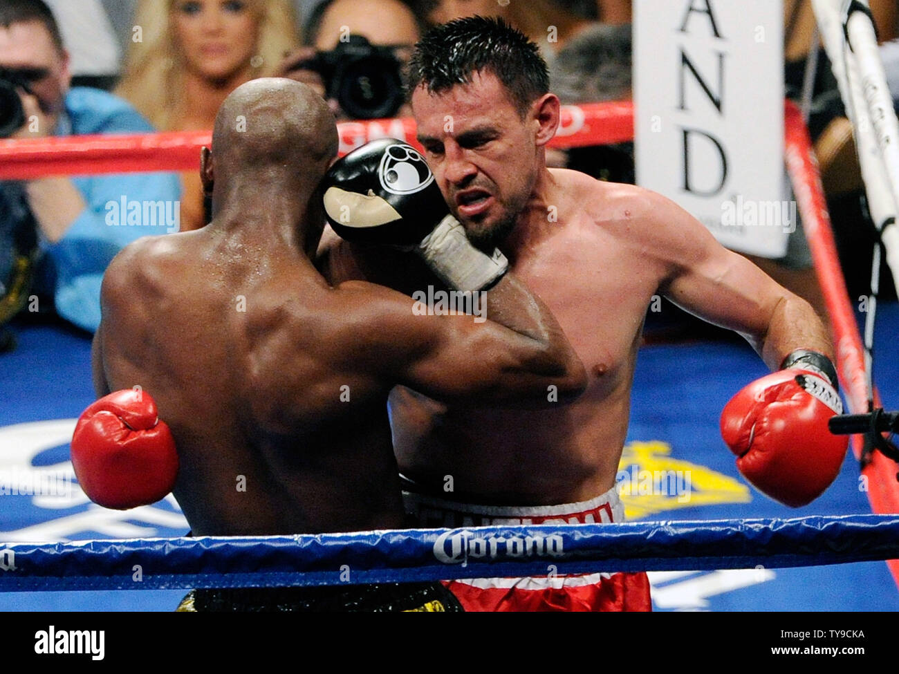 Floyd Mayweather (L) e Robert Guerrero lotta durante la loro WBC Welterweight titolo di lotta al MGM Grand Garden Arena di Las Vegas, Nevada, il 4 maggio 2013. UPI/David Becker Foto Stock