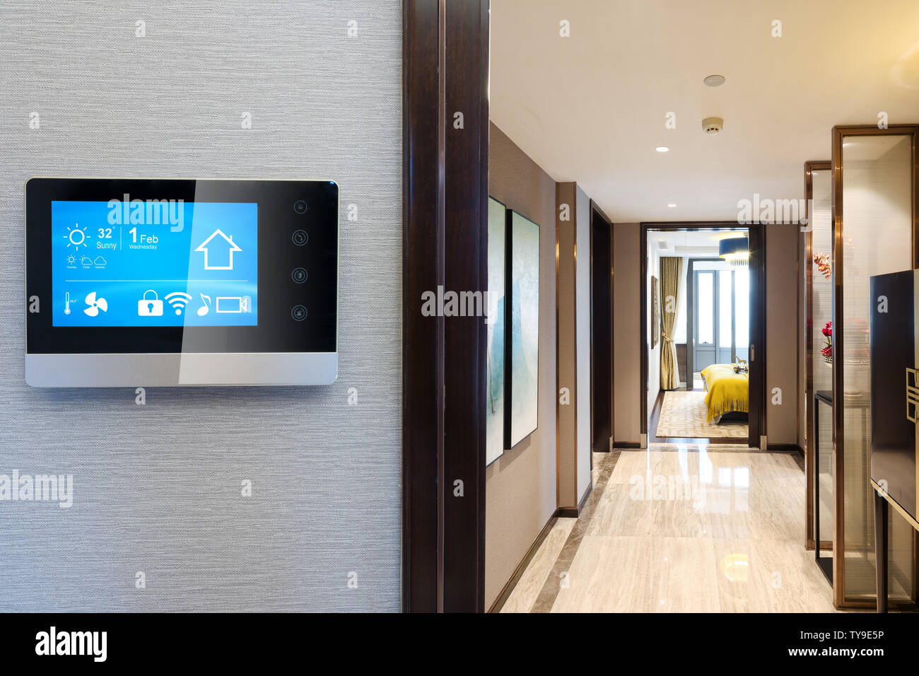 Smart screen con smart home e corridoio moderno Foto Stock