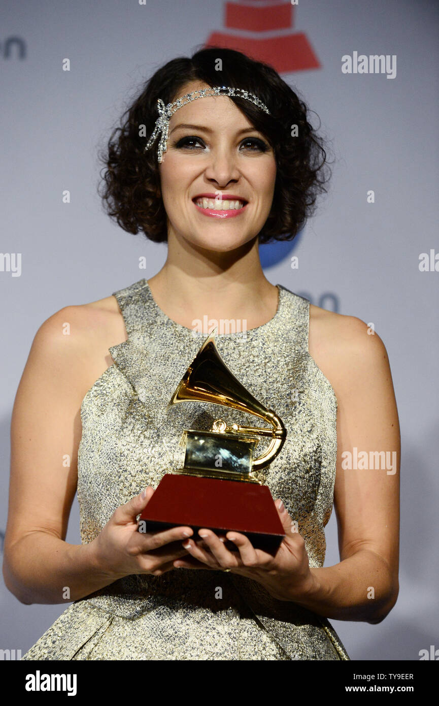 Artista di registrazione Gaby Moreno detiene il premio ha vinto per il migliore nuovo artista dietro le quinte Latin Grammy Awards al Mandalay Bay Events Centre di Las Vegas, Nevada, il 21 novembre 2013. UPI/Jim Ruymen Foto Stock