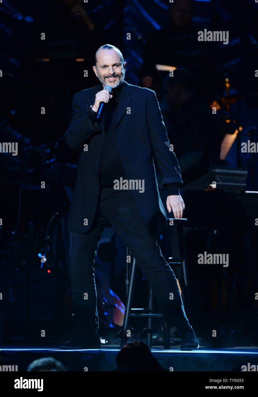 Miguel Bose esegue sul palco come parte del Latin Recording Academy persona dell'anno omaggio a Joan Manuel Serrat al Mandalay Bay Events Centre di Las Vegas, Nevada, il 19 novembre 2014. UPI/Jim Ruymen Foto Stock