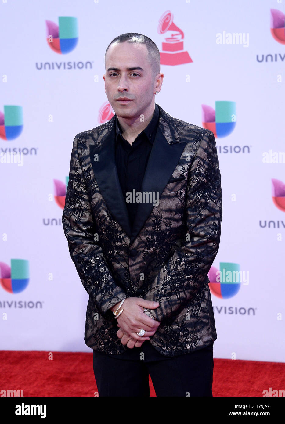 Yandel arriva per il 16th Annual Latin Grammy Awards a MGM Grand Garden Arena di Las Vegas, Nevada, il 19 novembre 2015. Foto di Jim Ruymen/UPI Foto Stock