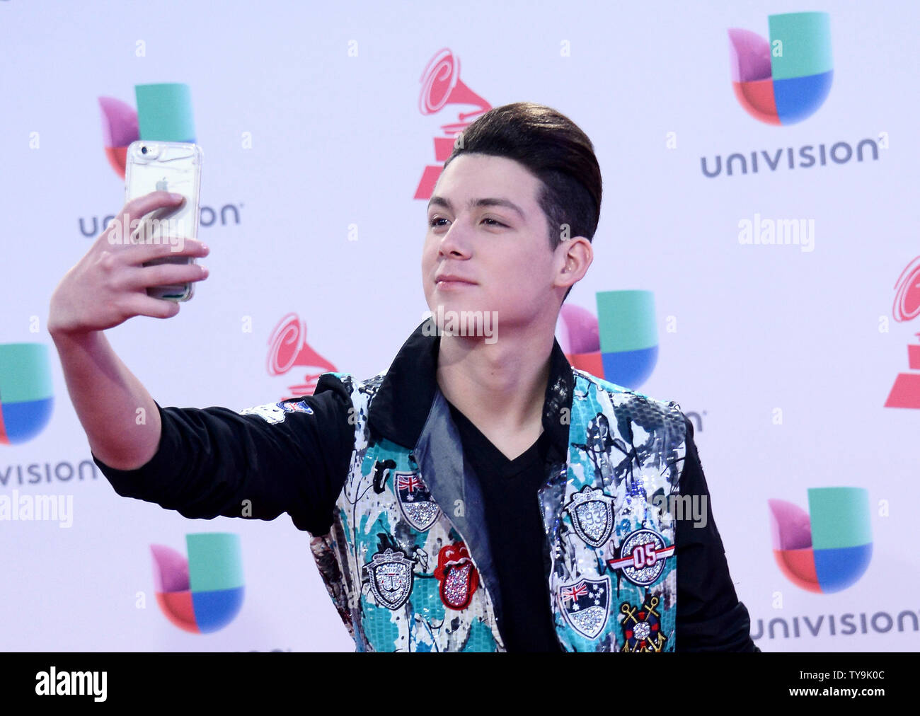 Jeloz arriva per il 16th Annual Latin Grammy Awards a MGM Grand Garden Arena di Las Vegas, Nevada, il 19 novembre 2015. Foto di Jim Ruymen/UPI Foto Stock