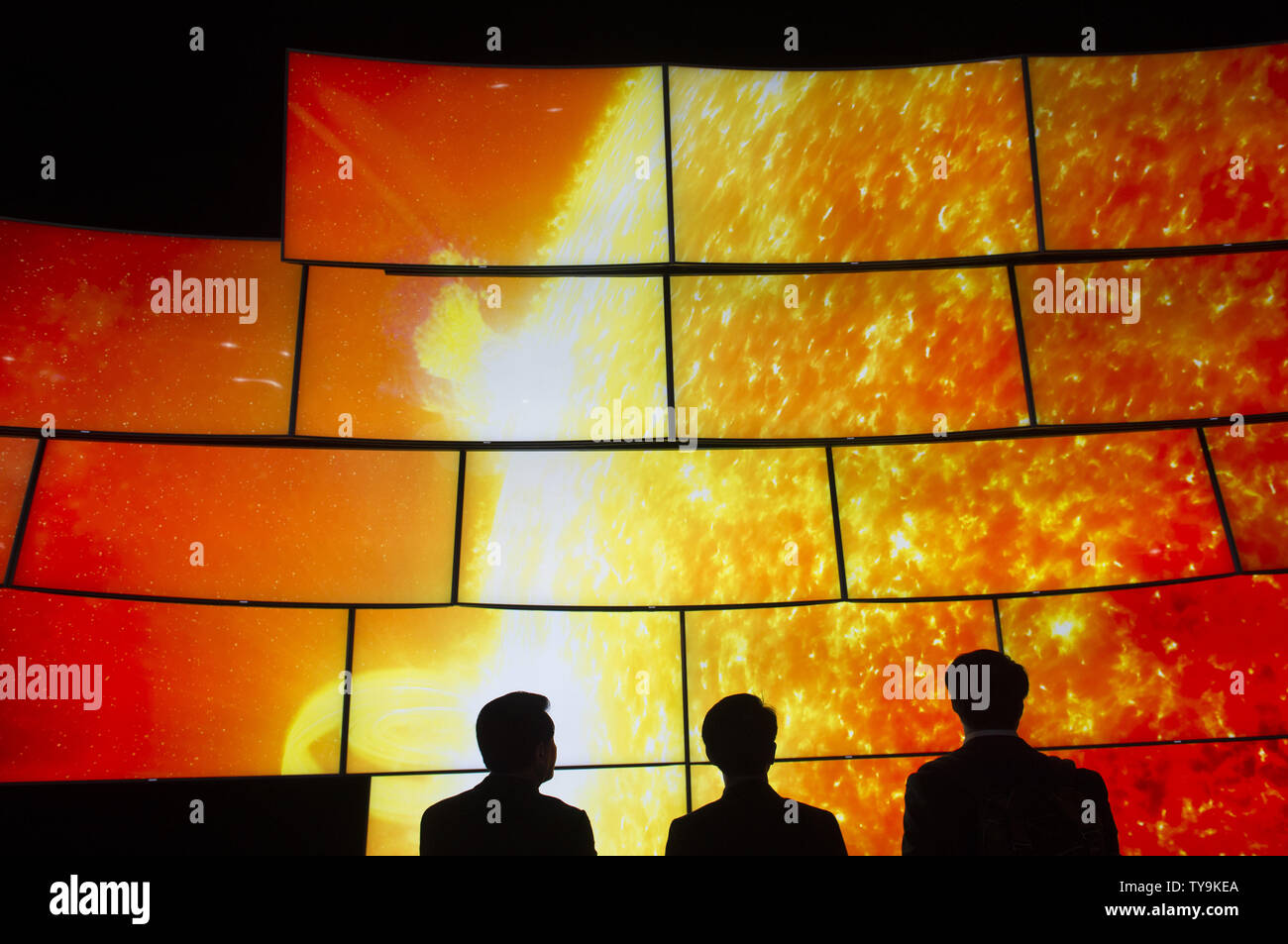 I partecipanti visualizza il Samsung SUHD TV con quantum dot Display a 2016 International CES, una fiera di elettronica di consumo, a Las Vegas, Nevada, il 6 gennaio 2016. Foto di Molly Riley/UPI Foto Stock