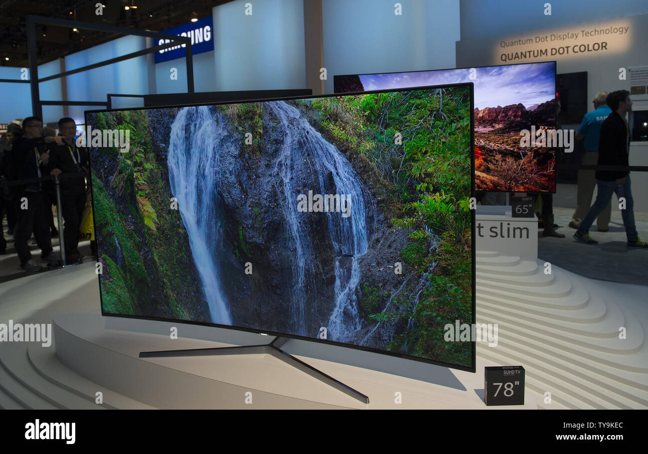 La Samsung 78' SUHD TV con quantum dot display è visualizzato in 2016 International CES, una fiera di elettronica di consumo, a Las Vegas, Nevada, il 6 gennaio 2016. Foto di Molly Riley/UPI Foto Stock