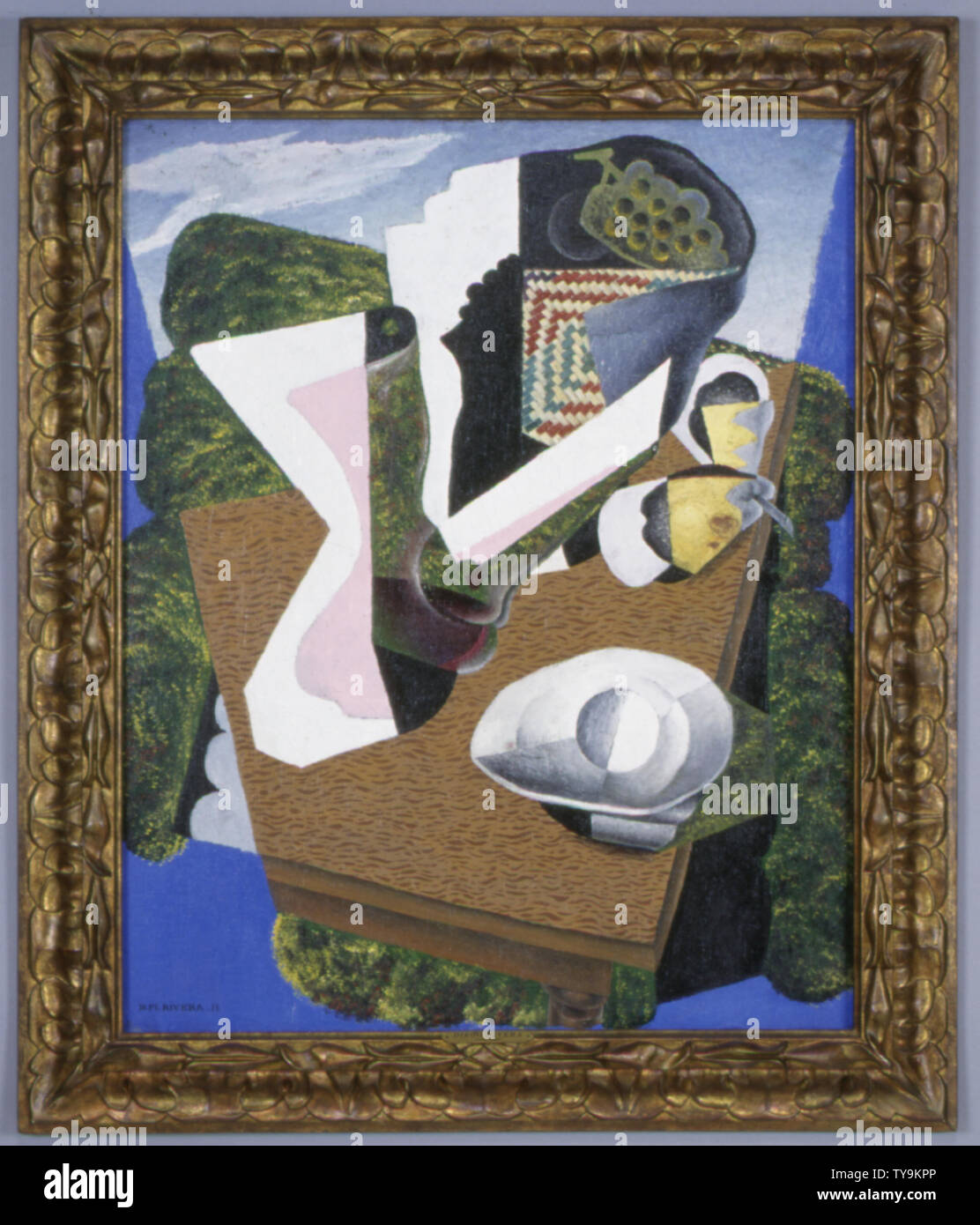 Naturaliza Muerta, 1915 (ancora in vita, 1915); ulteriori Lyndon Johnson Presidential Library descrizione: artista messicano Diego Rivera è riconosciuta a livello internazionale per il suo pubblico murales magnificamente riecheggiando la sociologico e condizioni tecnologiche degli anni venti e trenta. Minore sono riconosciute le sue prime opere su cavalletto prodotta durante lo sviluppo del movimento Cubistic. Vivere in Francia tra avant-garde di artisti come Picasso, Gris e Braque, Rivera è stato fortemente influenzato dal cubismo, sebbene egli ha in seguito rinunciato esso come un decadente art. Naturaleza Muerta, 1915 è rappresentante di Rivera' Foto Stock