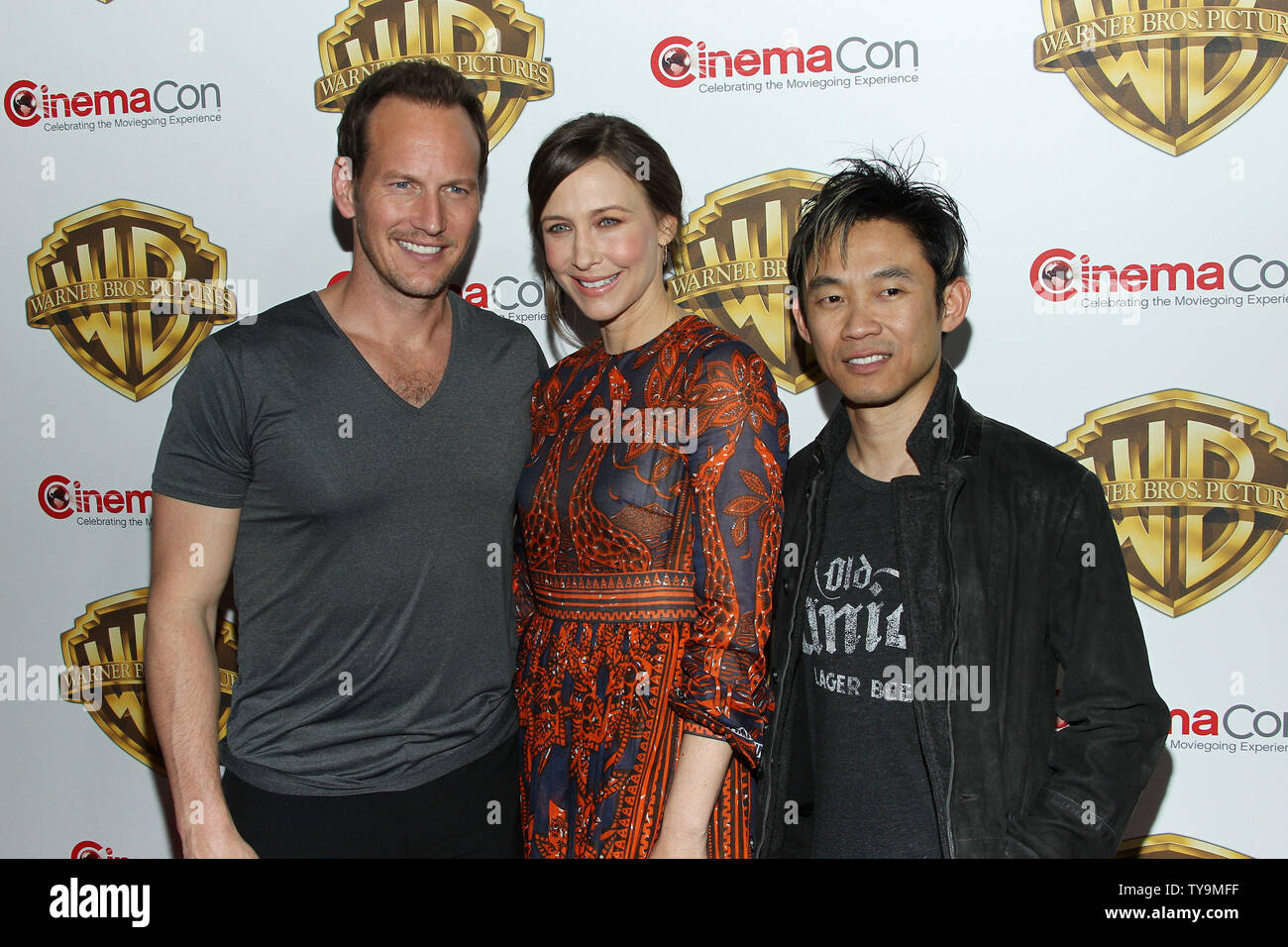 Patrick Wilson, Vera Farmiga e direttore James Wan arriva per la Warner Bros Foto di presentazione a CinemaCon 2016, dal Colosseo al Caesars Palace a Las Vegas, Nevada, il 12 aprile 2016. Foto di James Atoa/UPI Foto Stock