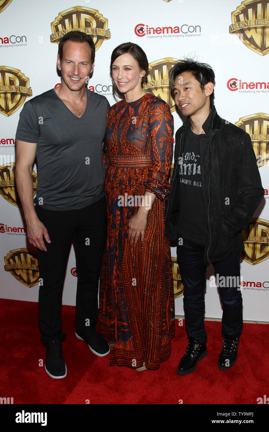 Patrick Wilson, Vera Farmiga e direttore James Wan arriva per la Warner Bros Foto di presentazione a CinemaCon 2016, dal Colosseo al Caesars Palace a Las Vegas, Nevada, il 12 aprile 2016. Foto di James Atoa/UPI Foto Stock