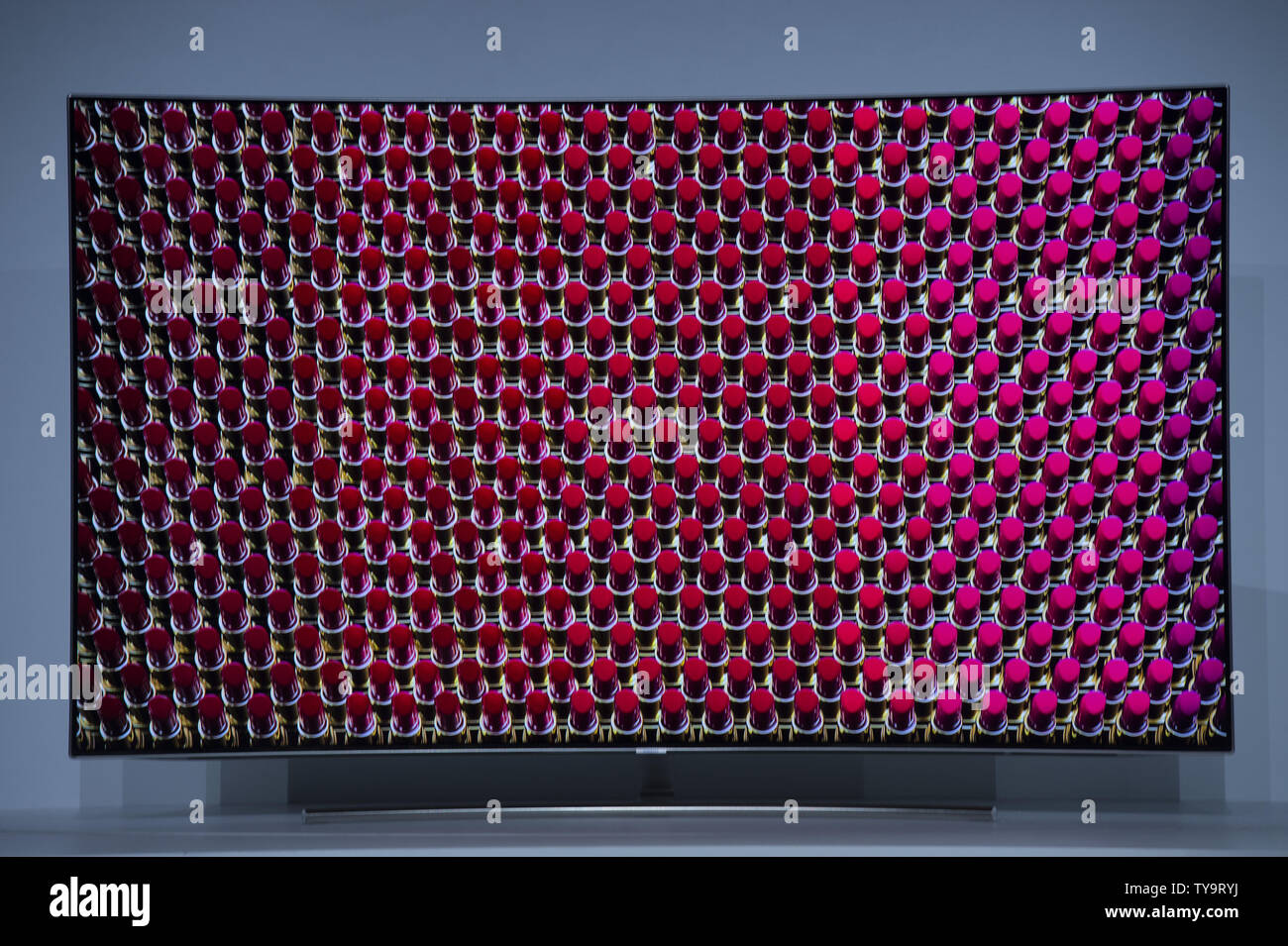 Samsung è di nuovo QLED TV con quantum dot tecnologia è visualizzato durante il Samsung conferenza stampa in vista del 2017 International CES, una fiera di elettronica di consumo, a Las Vegas, Nevada, il 4 gennaio 2017. Foto di Molly Riley/UPI Foto Stock