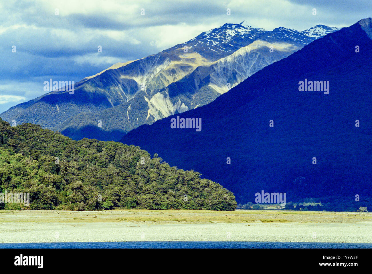 Nuova Zelanda, Isola del Sud. Vicino a Queenstown, una maestosa e paesaggio arido. Foto: © Simon Grosset. Archivio: immagine digitalizzata dalla un originale transpa Foto Stock