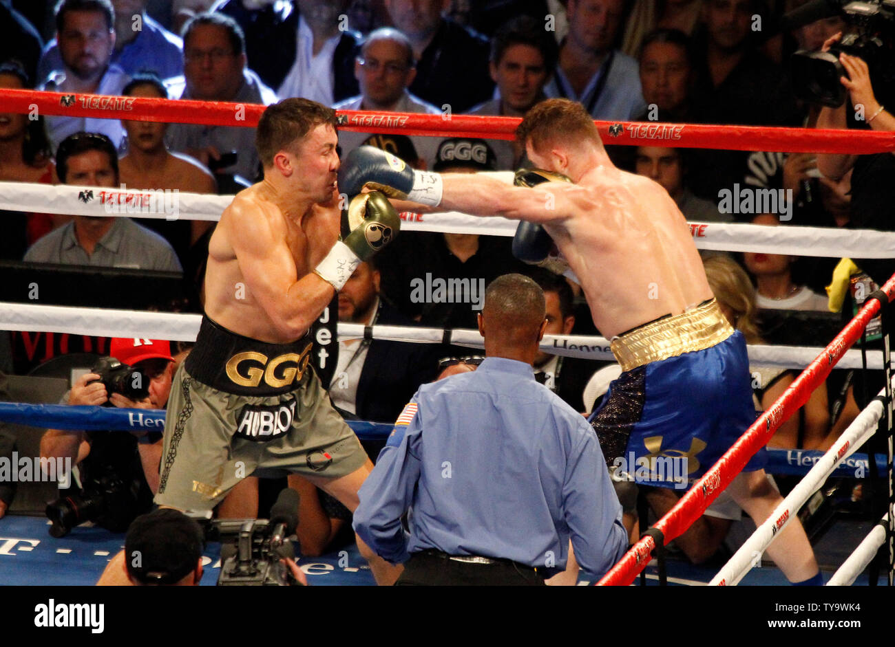 Gennady Golovkin e Canelo Alvarez jabs exchange durante la Canelo Alvarez vs Gennady Golovkin 12-round middleweight campionato mondiale match di boxe a T-Mobile Arena di Las Vegas, Nevada, il 16 settembre 2017. Il tanto atteso lotta si è conclusa con un pareggio. Foto di James Atoa/UPI Foto Stock